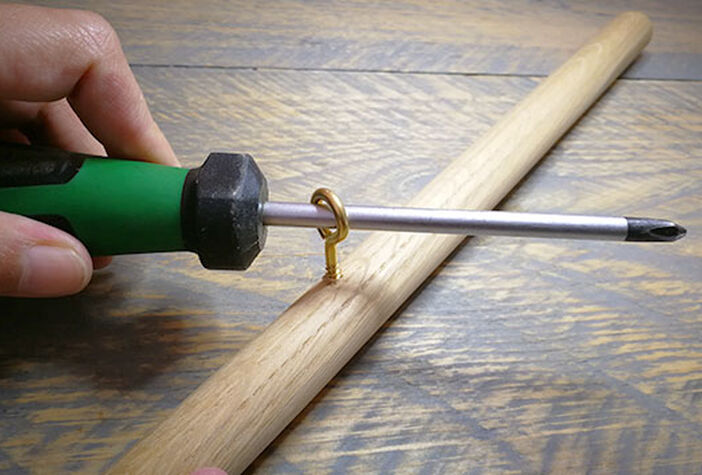 Prepara el palo de madera